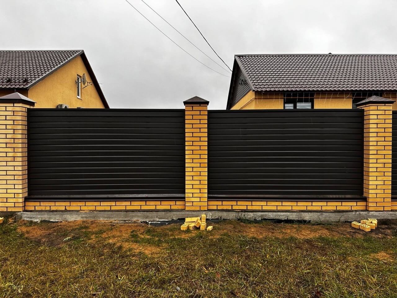 Забор из ламелей Хай-Тек 32м RAL8019/8019 Темный Шоколад двусторонний МАТТЕ фото 1 в Тосно