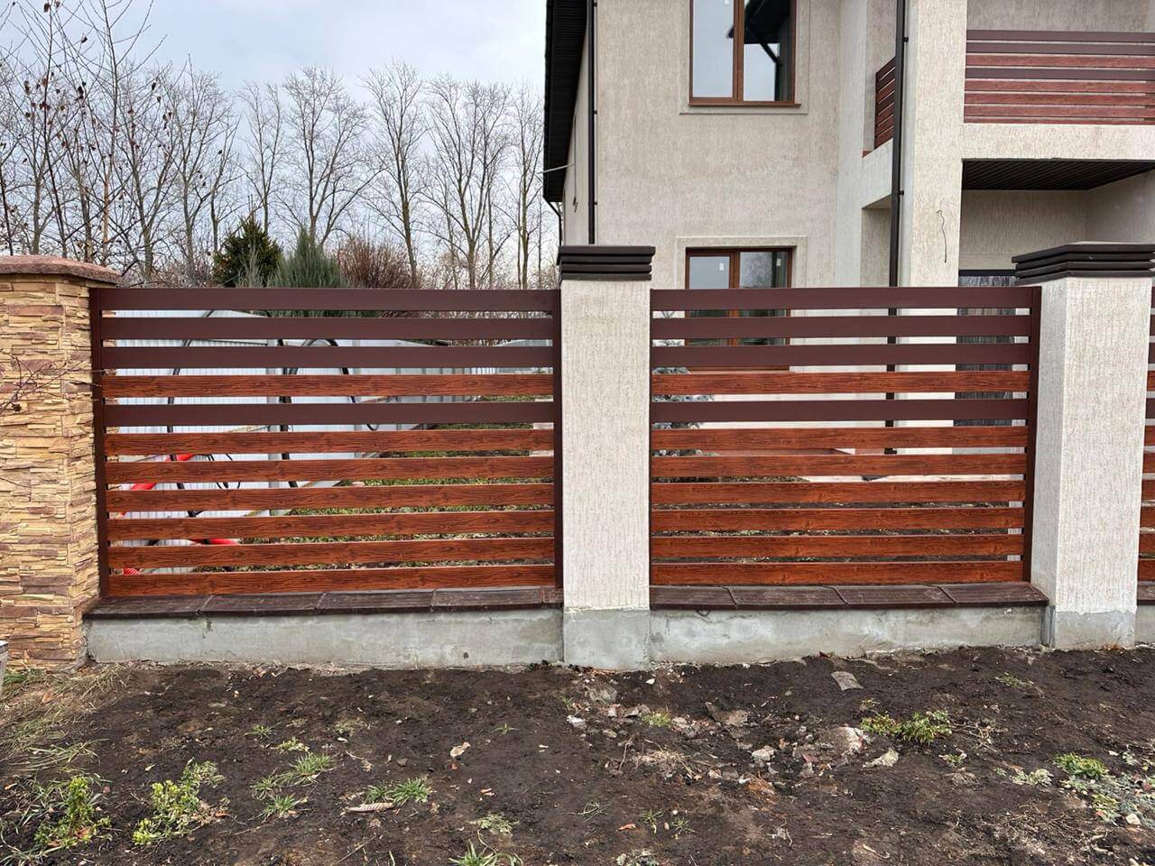 Забор-ранчо из металлопланкена 10м RAL8017 Шоколад МАТТЕ + Темное Дерево (Printech) фото 2 в Тосно