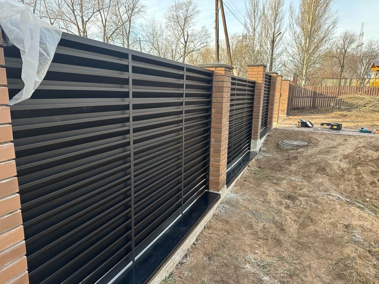Забор-жалюзи из ламелей Хай-Тек 16м RAL9005/9005 Черный двусторонний МАТТЕ фото 1 в Тосно