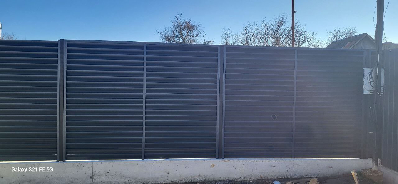 Забор из ламелей еврожалюзи 30м RAL7024/7024 Серый Графит двусторонний фото 6 в Тосно