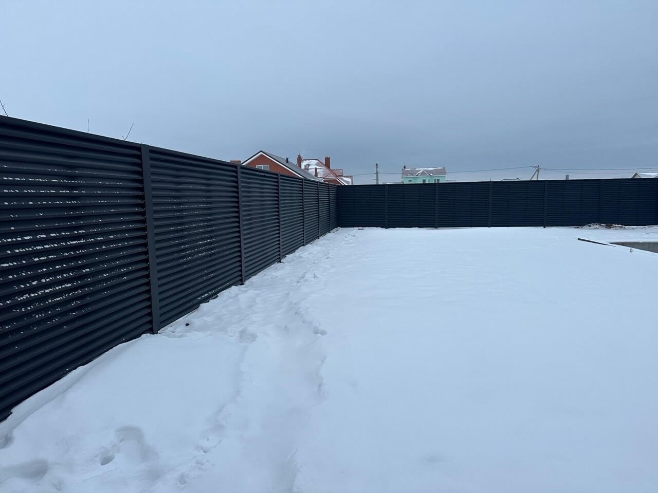 Забор-жалюзи из ламелей ЭКО-Z 130м RAL9005 Черный МАТТЕ фото 3 в Тосно