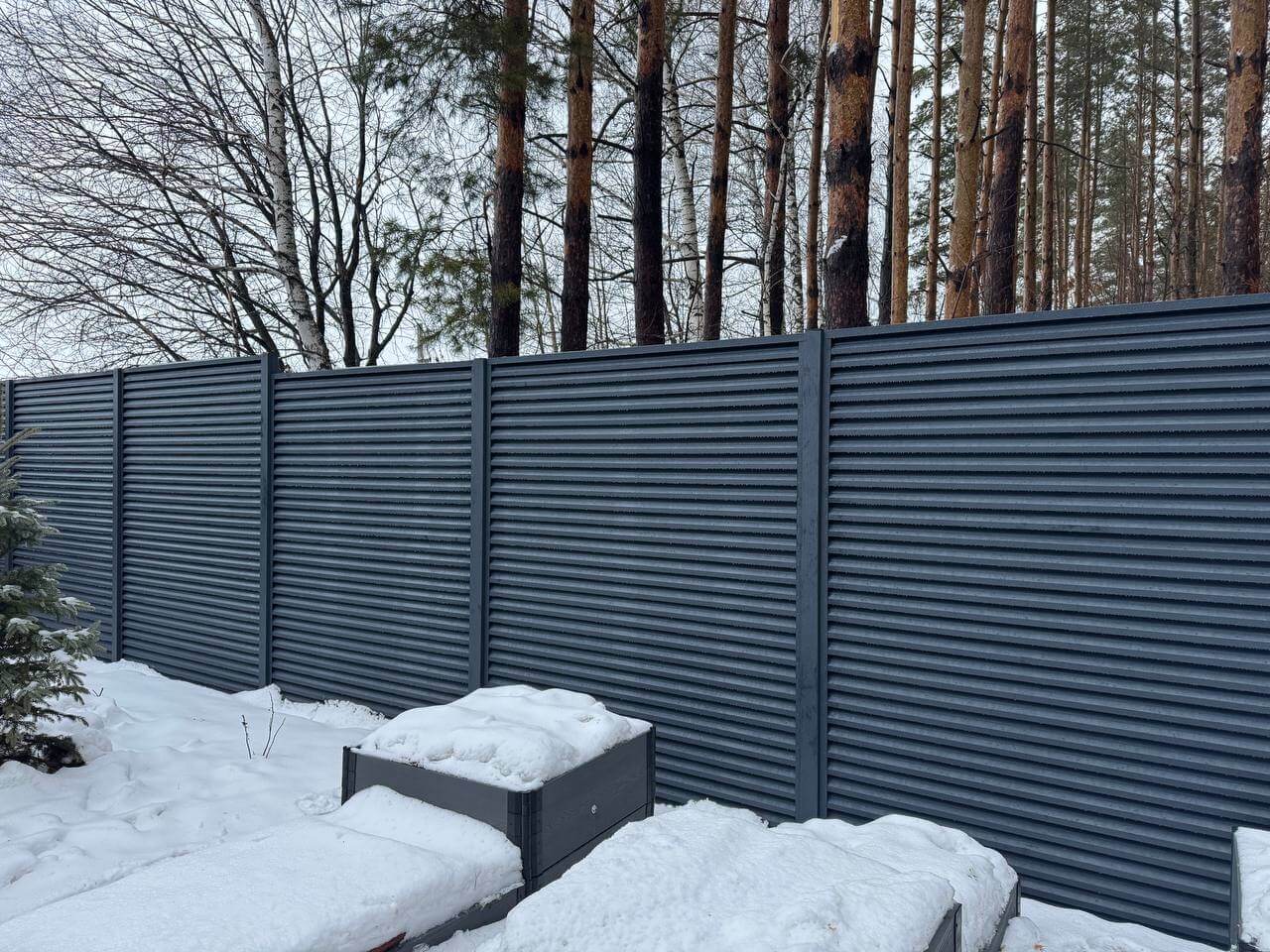 Забор-жалюзи из ламелей ЭКО-Z-US 54м RAL7024/7024 Серый Графит двусторонний МАТТЕ фото 3 в Тосно