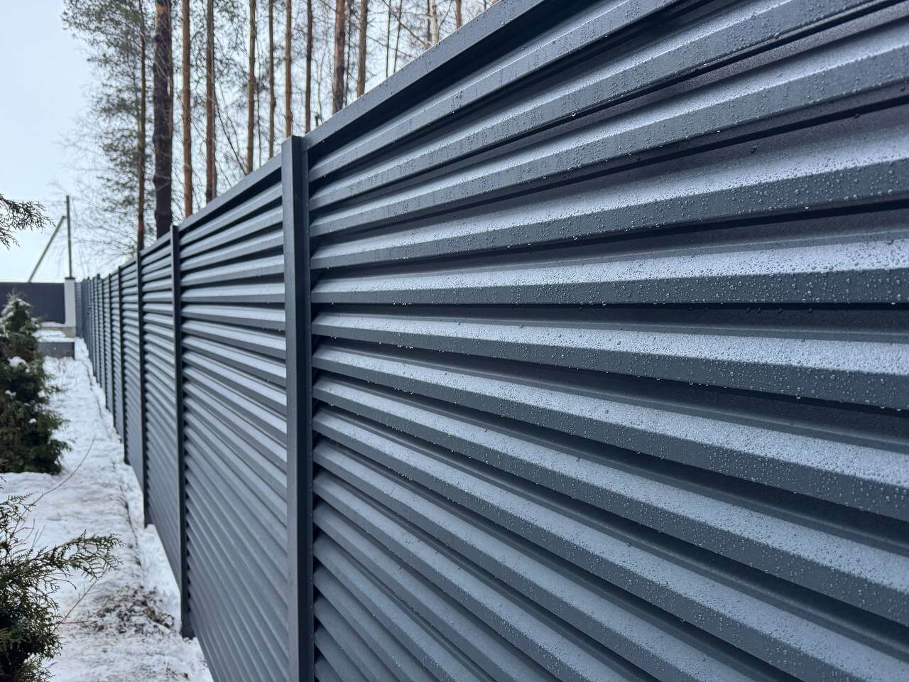 Забор-жалюзи из ламелей ЭКО-Z-US 54м RAL7024/7024 Серый Графит двусторонний МАТТЕ фото 2 в Тосно
