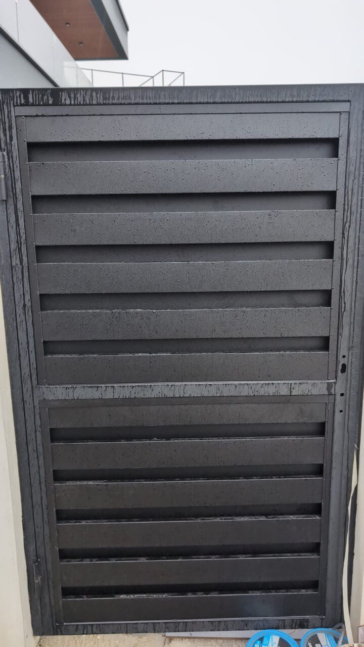 Откатные ворота с калиткой из металлопланкена RAL9005/9005 Черный двусторонний МАТТЕ фото 3 в Тосно