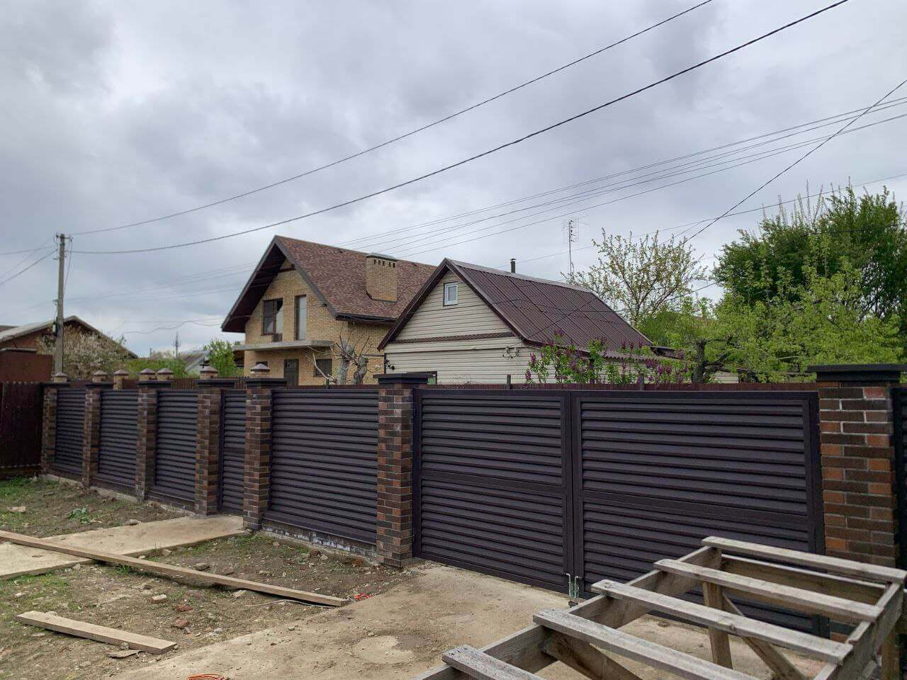 Забор-жалюзи из ламелей Реснички 24м RAL8019/8019 Темный Шоколад двусторонний МАТТЕ фото 2 в Тосно