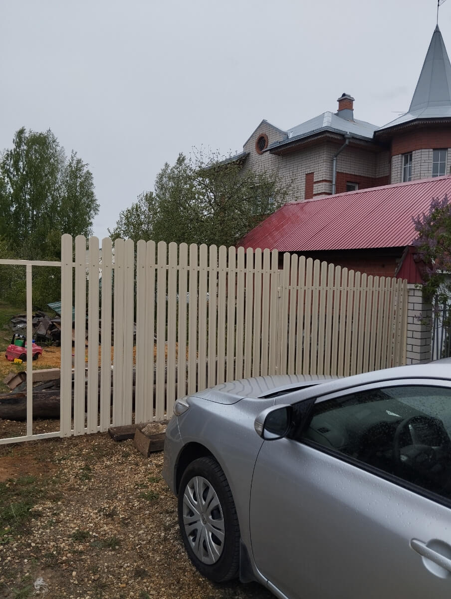 Забор из евроштакетника 9м RAL1015/1015 Слоновая Кость двусторонний фото 1 в Тосно
