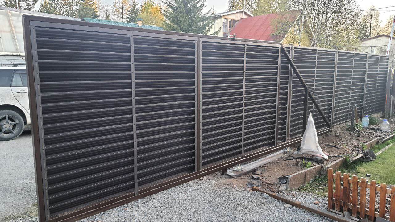 Забор-жалюзи из ламелей ЭКО-Z-US 12м RAL8019/8019 Темный Шоколад двусторонний МАТТЕ фото 1 в Тосно