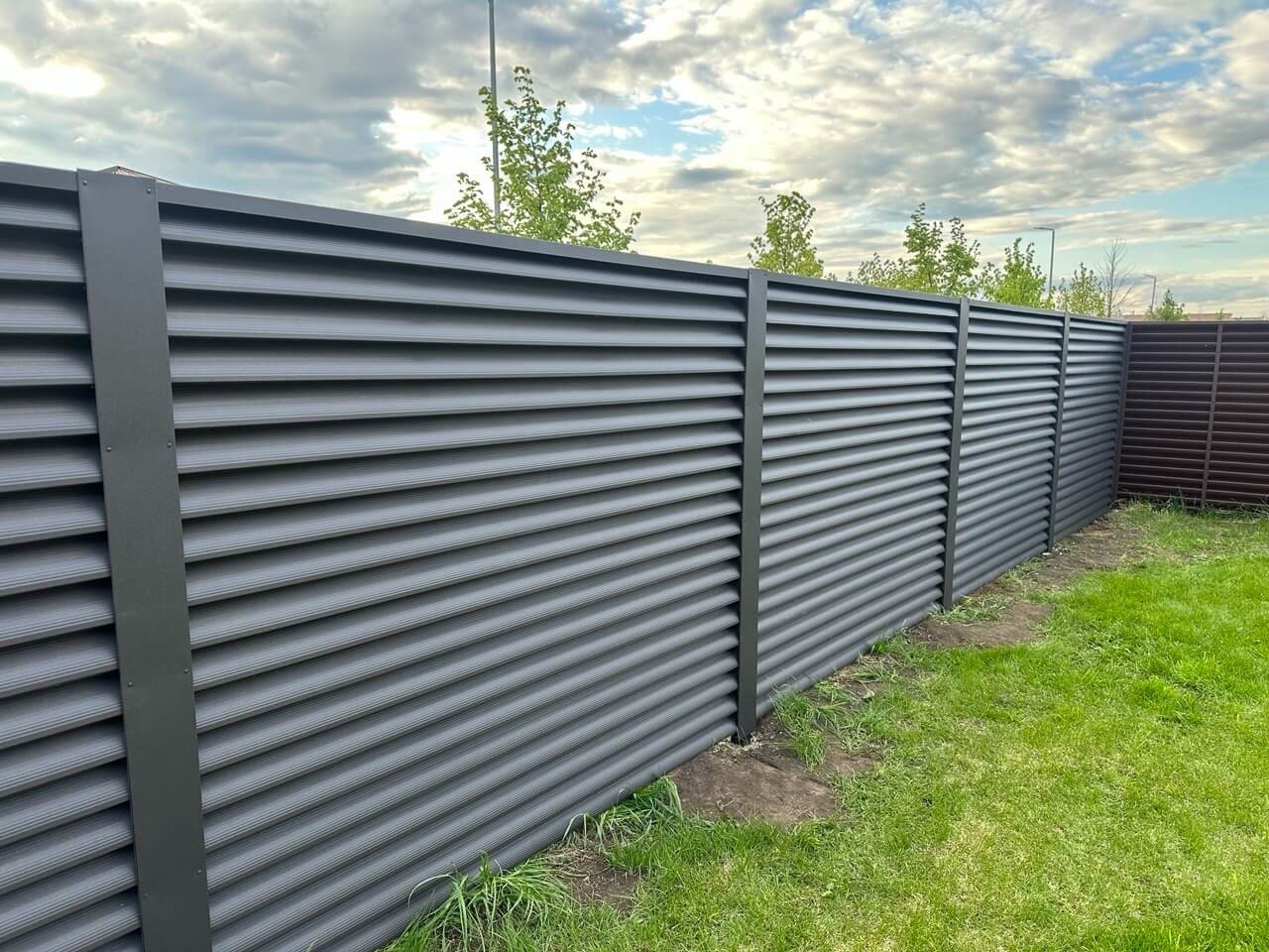 Забор из ламелей еврожалюзи 43м RAL8019/8019 Темный Шоколад двусторонний МАТТЕ фото 1 в Тосно