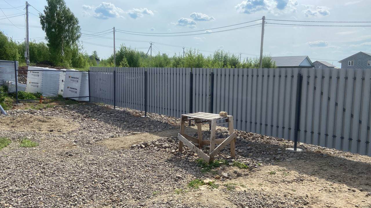 Забор из евроштакетника 16м RAL7024 Серый Графит фото 1 в Тосно