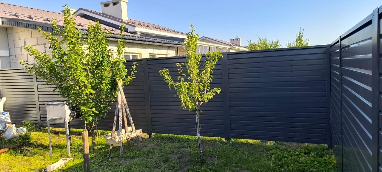 Забор-жалюзи из ламелей Хай-Тек 62м RAL7024/7024 Серый Графит двусторонний фото 4 в Тосно