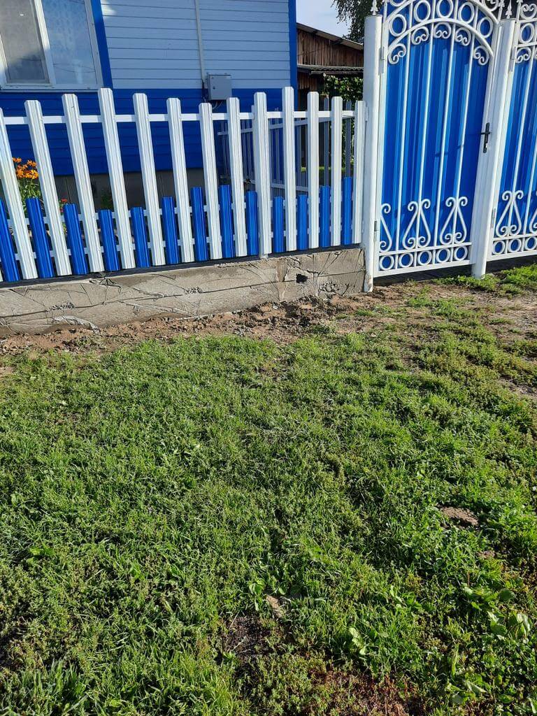 Забор из евроштакетника 14м RAL9003 Белый, RAL5005 Синий Сигнал фото 2 в Тосно