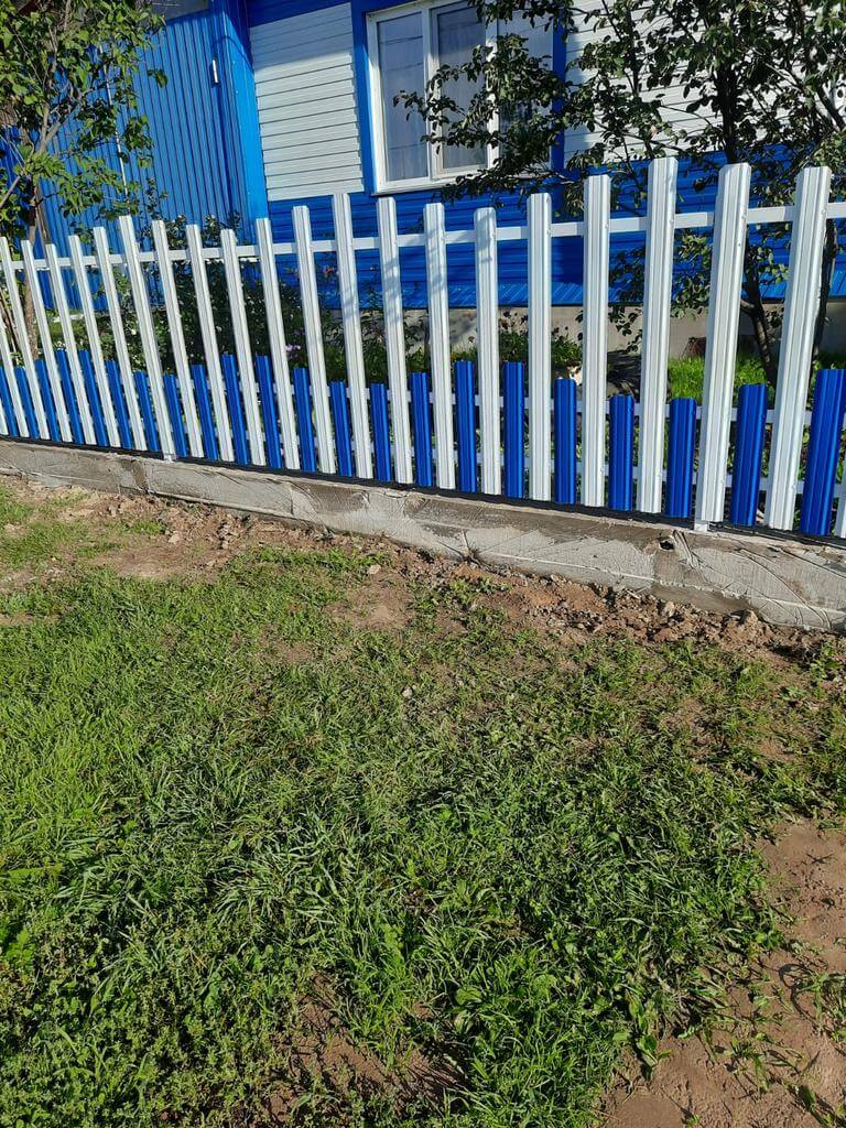 Забор из евроштакетника 14м RAL9003 Белый, RAL5005 Синий Сигнал фото 1 в Тосно