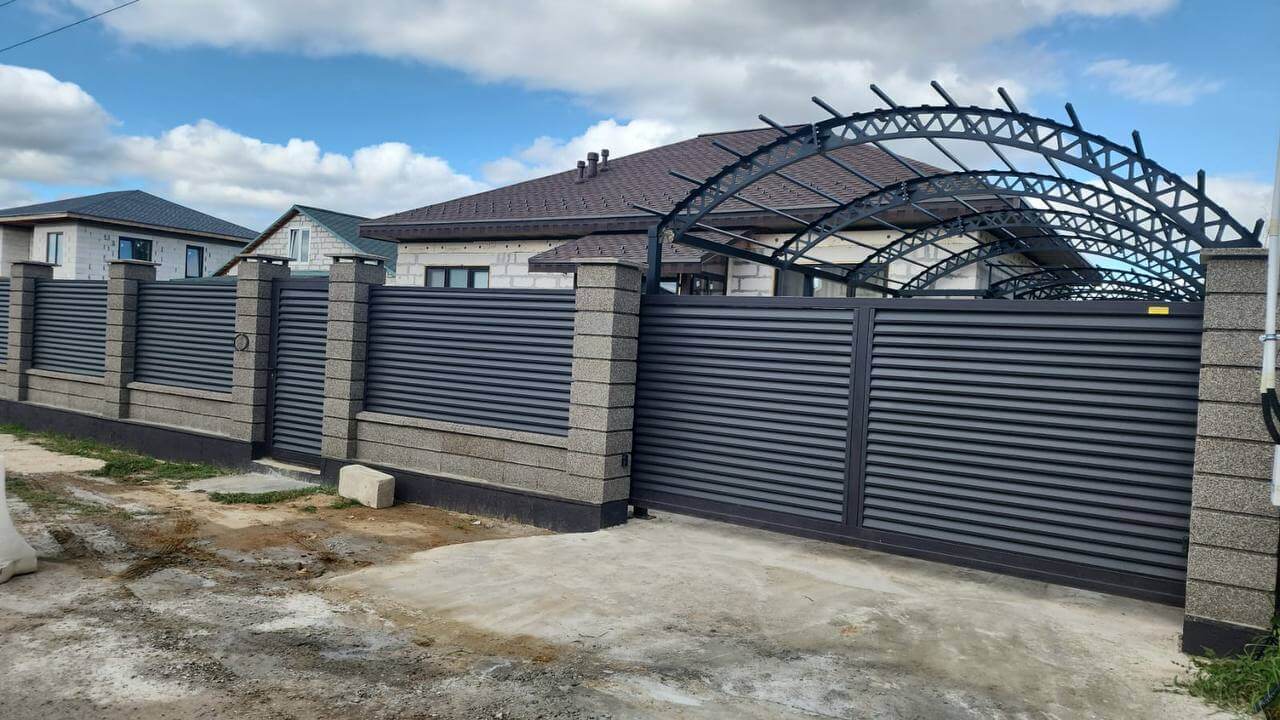 Забор-жалюзи из ламелей Реснички 27м RAL8019/8019 Темный Шоколад двусторонний МАТТЕ фото 2 в Тосно