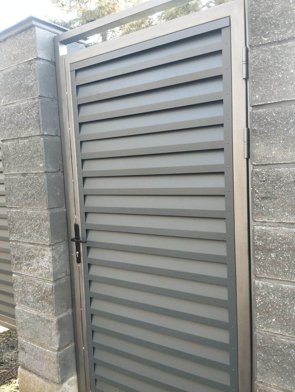 Откатные ворота с калиткой из ламелей Реснички RAL7024/7024 Серый Графит двусторонний МАТТЕ фото 2 в Тосно