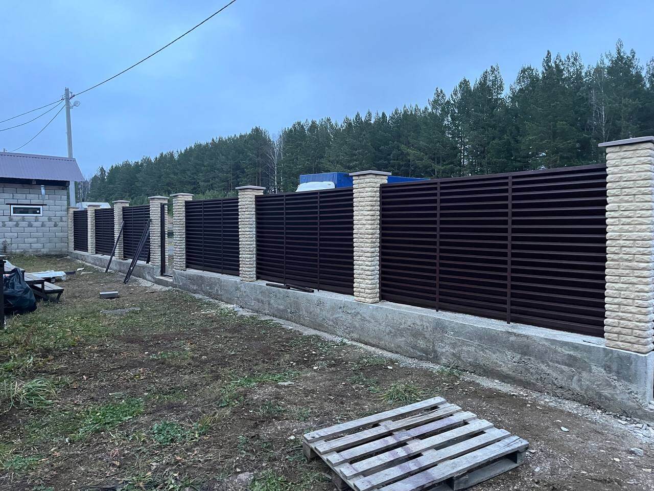 Забор-жалюзи из ламелей ЭКО-Z 18м RAL8017/8017 Шоколад двусторонний фото 3 в Тосно