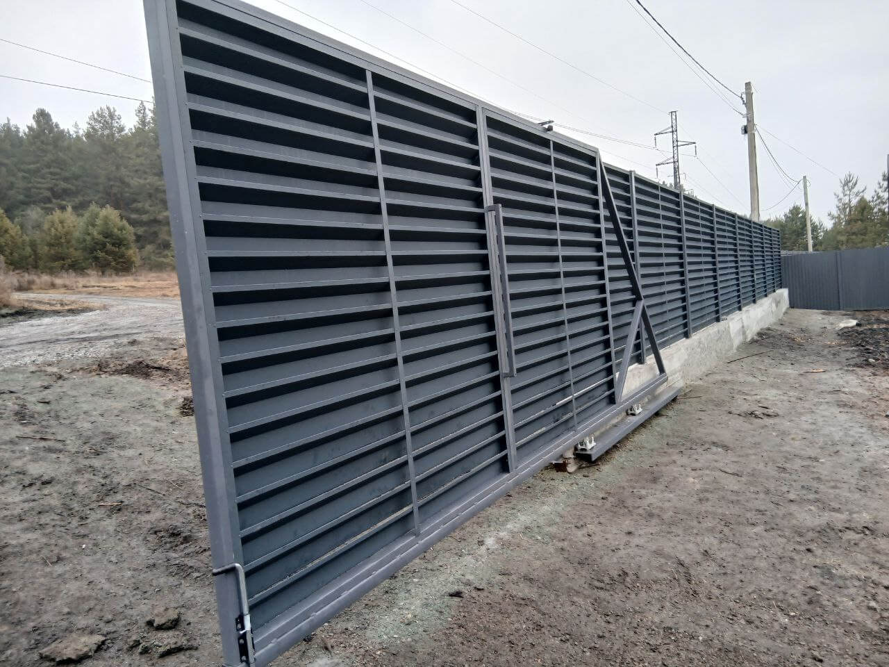 Забор-жалюзи из ламелей Хай-Тек 37м RAL7024/7024 Серый Графит двусторонний МАТТЕ фото 7 в Тосно