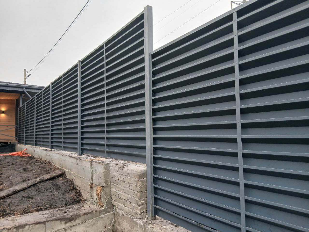 Забор-жалюзи из ламелей Хай-Тек 37м RAL7024/7024 Серый Графит двусторонний МАТТЕ фото 6 в Тосно