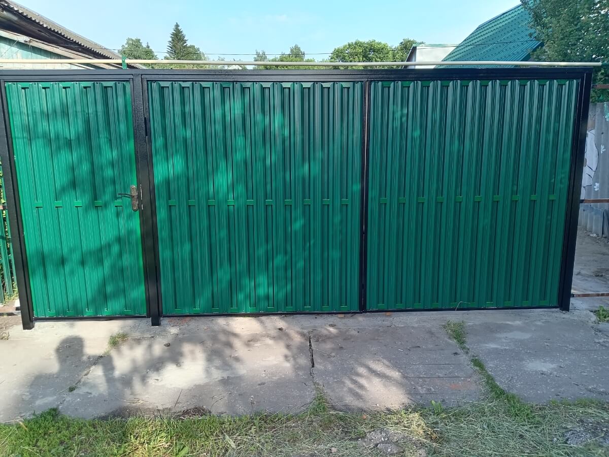 Ворота с калиткой из евроштакетника RAL6005/6005 Зеленый Мох двусторонний в Тосно