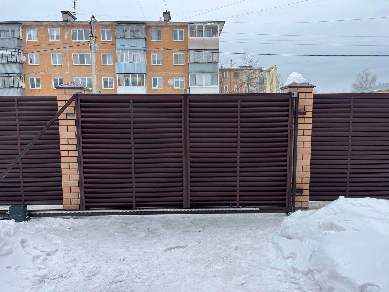 Забор-жалюзи из ламелей ЭКО-Z 87м RAL8017/8017 Шоколад двусторонний МАТТЕ фото 10 в Тосно