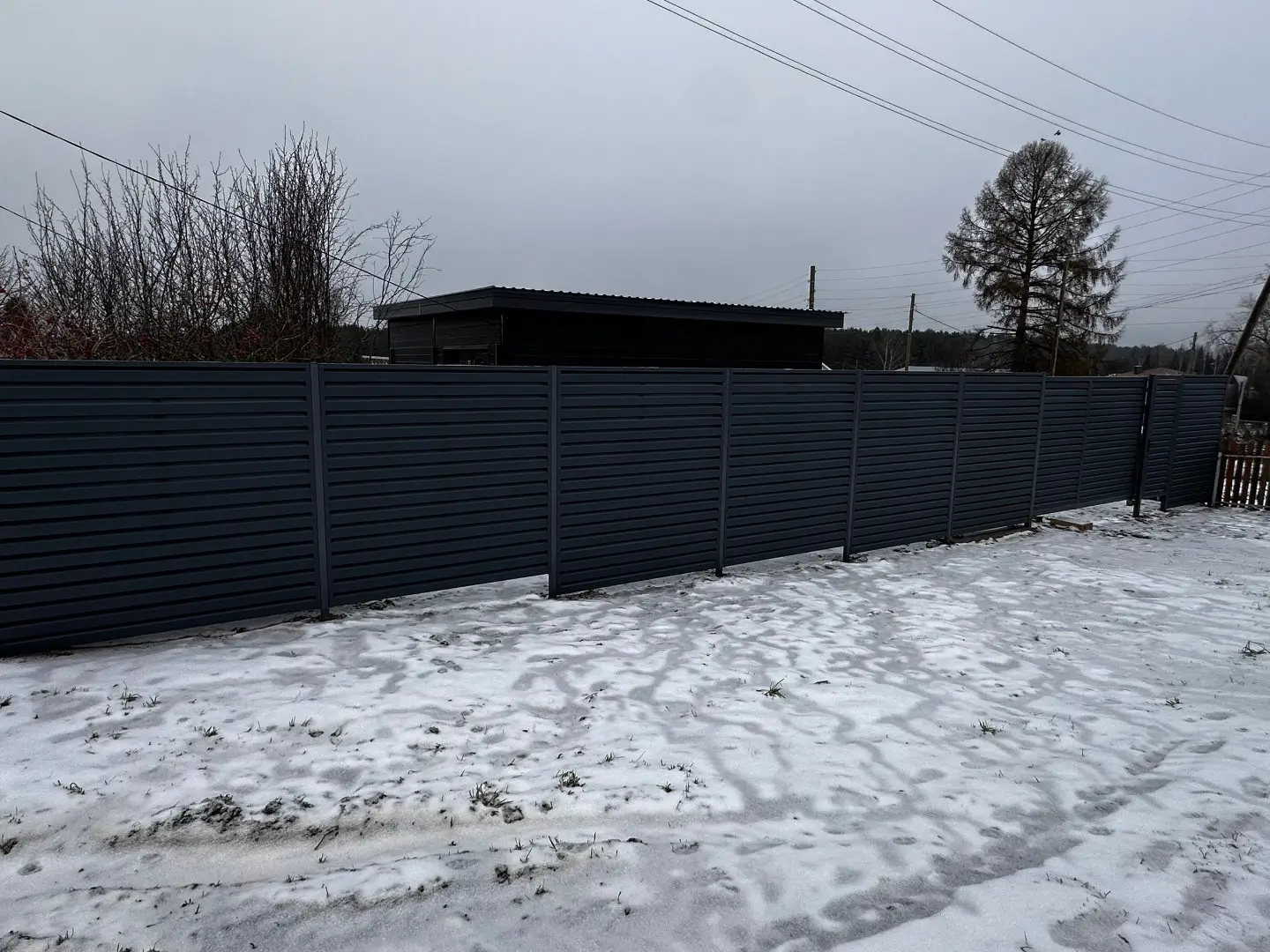 Забор-жалюзи из ламелей Хай-Тек 20м RAL7024/7024 Серый Графит двусторонний МАТТЕ фото 3 в Тосно