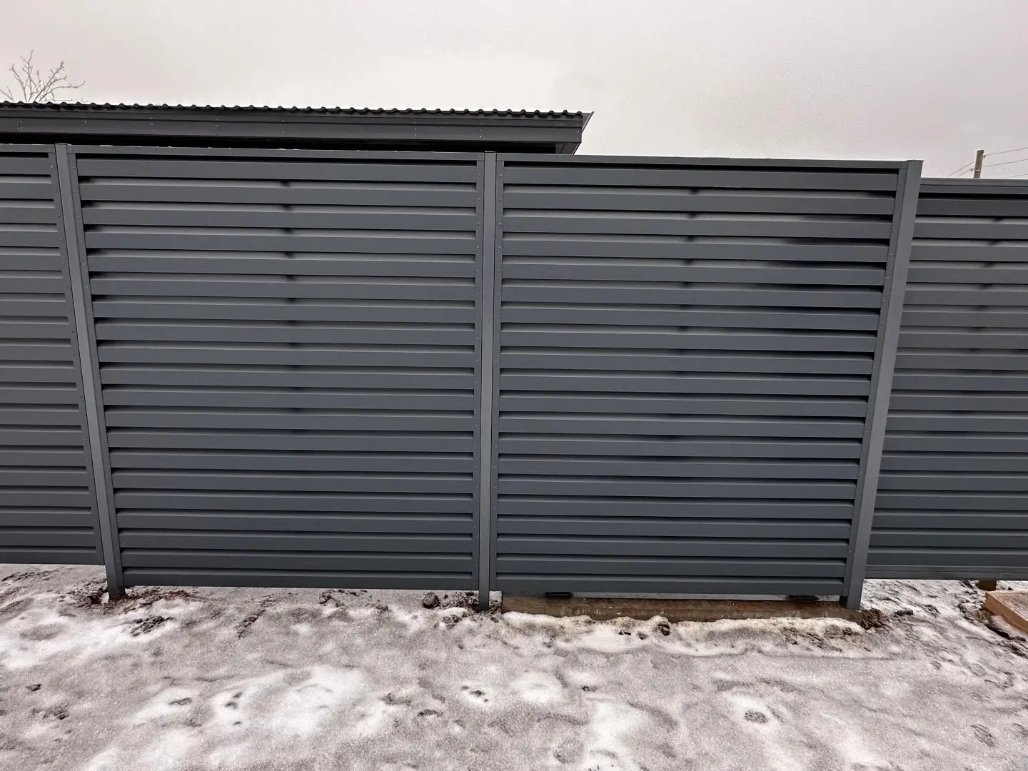 Забор-жалюзи из ламелей Хай-Тек 20м RAL7024/7024 Серый Графит двусторонний МАТТЕ фото 2 в Тосно