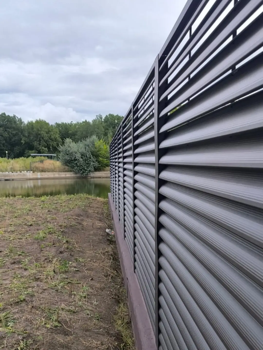 Забор-жалюзи из ламелей еврожалюзи 86м RAL8019/8019 Темный Шоколад двусторонний МАТТЕ фото 7 в Тосно