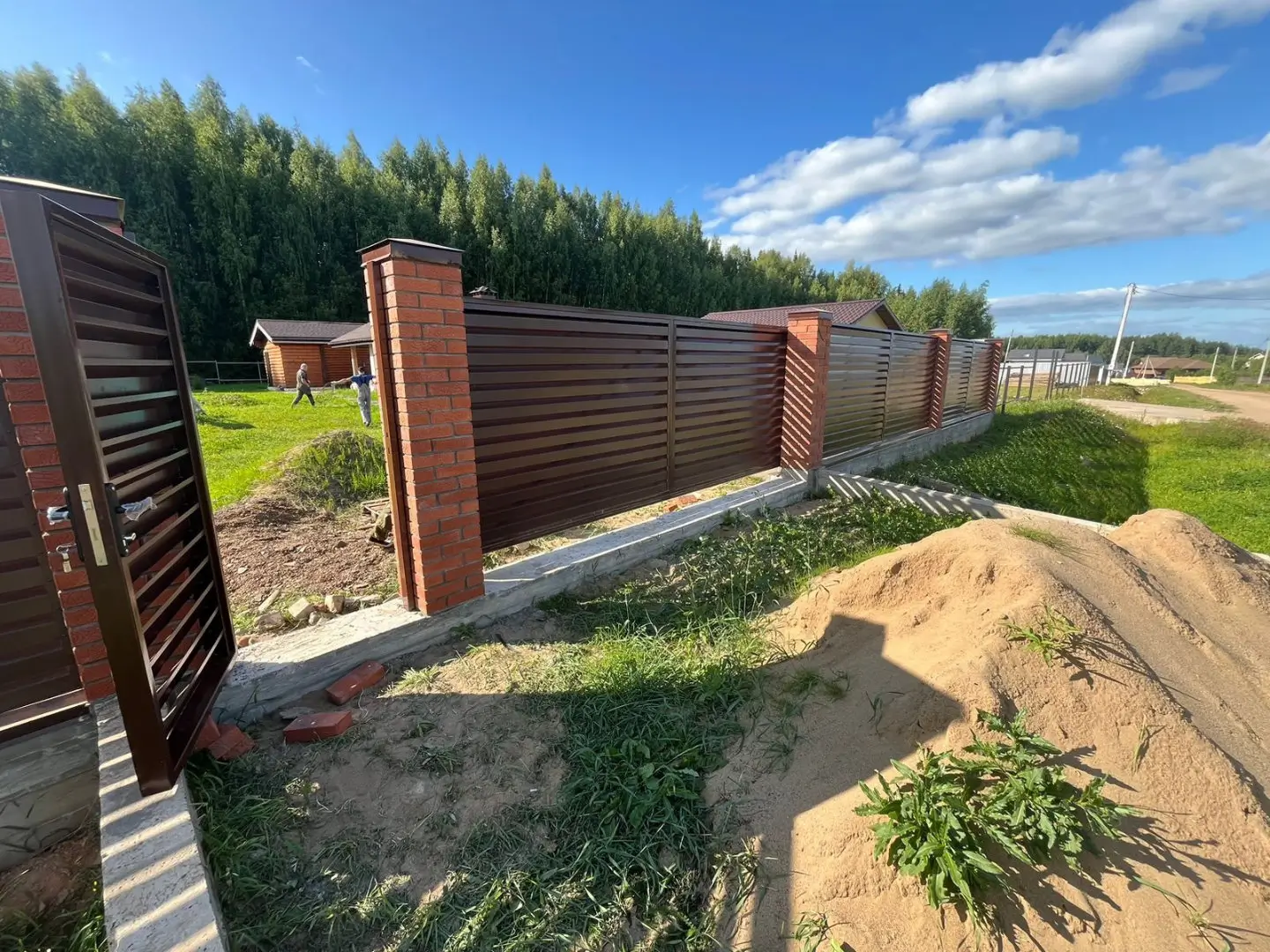 Забор-жалюзи из ламелей Хай-Тек 26м RAL8017/8017 Шоколад двусторонний фото 5 в Тосно