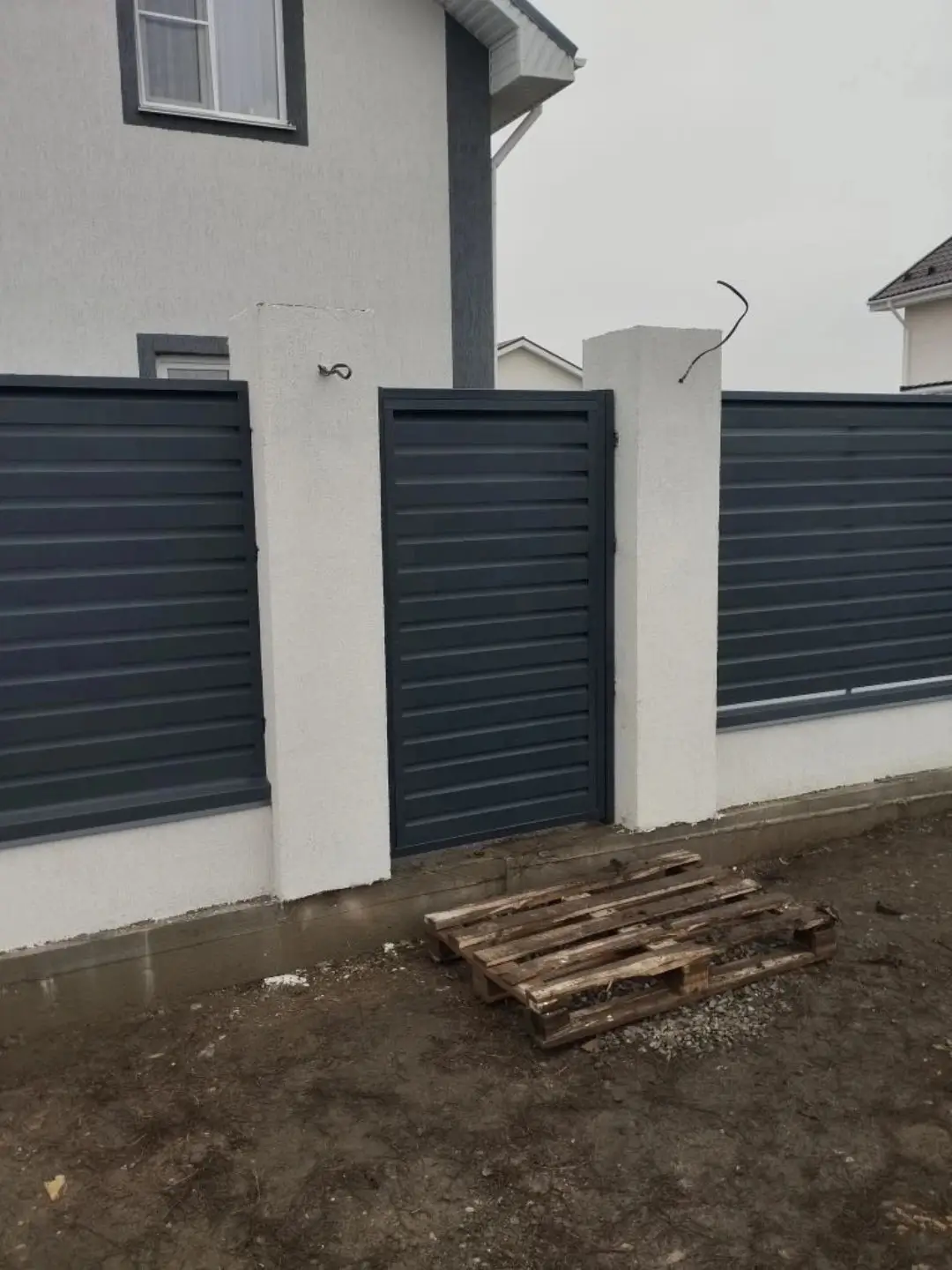 Забор-жалюзи из ламелей Хай-Тек 12м RAL7024 Серый Графит МАТТЕ фото 1 в Тосно