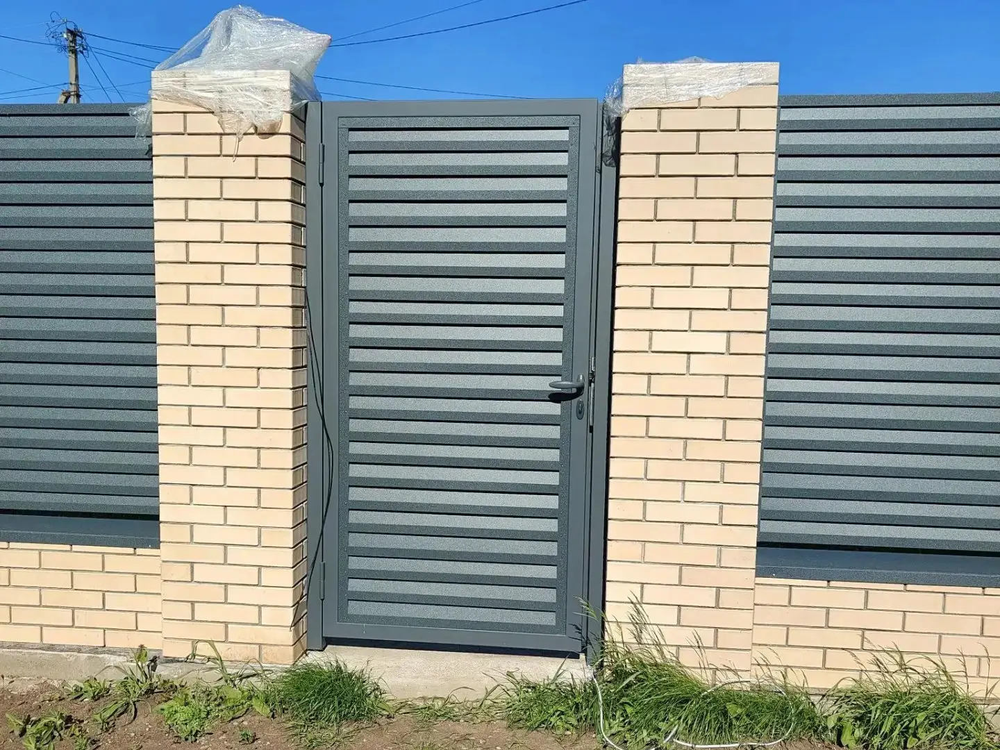Забор-жалюзи из ламелей Реснички 16м RAL7024 Серый Графит Стальной Бархат фото 2 в Тосно