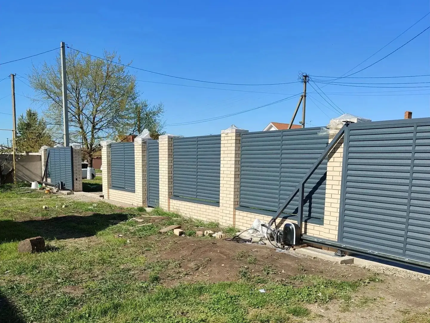 Забор-жалюзи из ламелей Реснички 16м RAL7024 Серый Графит Стальной Бархат фото 1 в Тосно