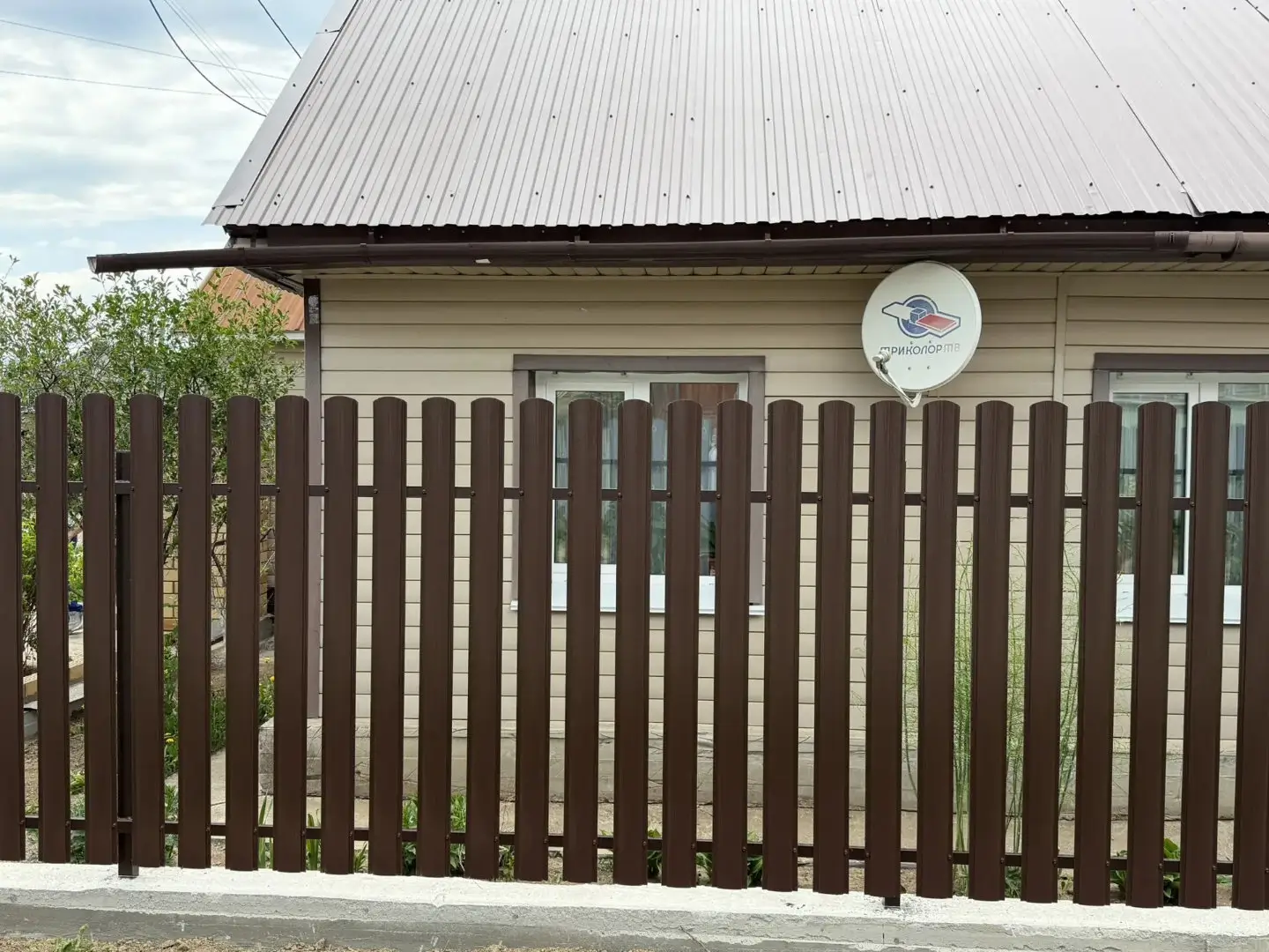 Комбинированный забор из ламелей ЭКО-Z-US и евроштакетника 18м RAL8017 Шоколад МАТТЕ, Полиэстер фото 3 в Тосно